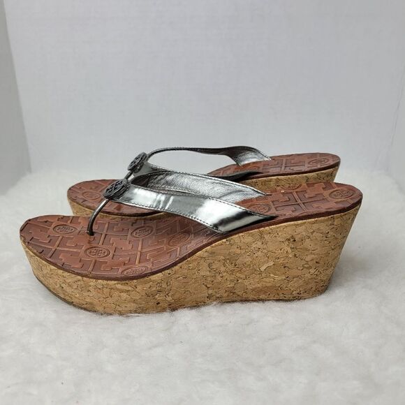 Tory Burch Thora Silver Patent Leather Cork Wedge Sandal Shoes Size 7.5 - Picture 1 of 10